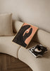 Tableau illustré coloré représentant une femme avec manteau noir, style décoratif contemporain de Bea Muller. Disponible sur kudeko.com