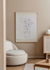 Wandbild mit Blumen in transparenter Vase, feinen schwarzen Linien, Hintergrund in Off-White und sanftem Beige, floralem minimalistischen Stil. Erhältlich auf kudeko.com