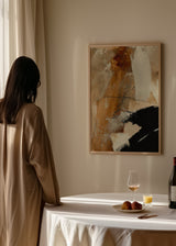 Cuadro decorativo de estilo minimalista y blanco_y_negro colocado en salón, composición abstracta en tonos tierra y negro, modelo Underneath