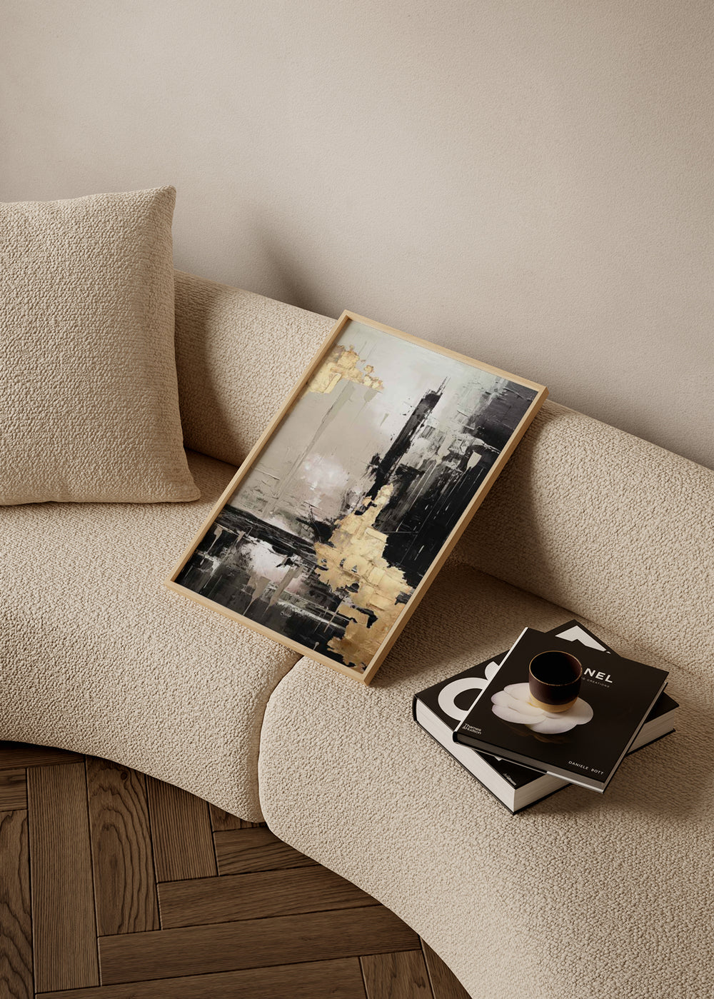 Cuadro decorativo de estilo minimalista y blanco_y_negro colocado en salón, composición abstracta en negro, gris y dorado, modelo Veris Collection II