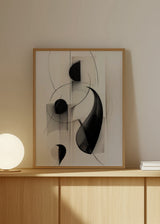 Quadro com composição abstrata de curvas pretas, semicírculos escuros, velaturas cinzentas, fundo branco e linhas finas sobrepostas num estilo abstrato contemporâneo. Disponível em kudeko.com