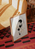 Cuadro decorativo de estilo minimalista y blanco_y_negro colocado en salón, composición abstracta orgánica en blanco y negro, modelo Veris Collection VII