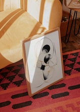 Cuadro decorativo de estilo minimalista y blanco_y_negro colocado en salón, composición abstracta orgánica en blanco y negro, modelo Veris Collection VII