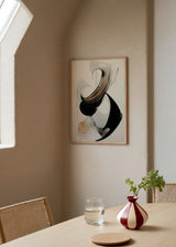 Quadro com composição abstrata de curvas pretas, cinzas suaves, formas circulares, planos translúcidos e detalhes dourados sobre fundo branco, num estilo contemporâneo. Disponível em kudeko.com