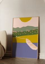Tableau de paysage abstrait avec collines vertes, soleil jaune, ciel rose, bande ocre, barque claire et eau lilas, dans un style aux formes plates et apaisées. Disponible sur kudeko.com