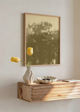 Dekoratives Wandbild im minimalistischen Stil mit Blumen in einem Wohnzimmer, botanische Silhouetten in Erdtönen, Modell Earthy Botanical Silhouettes. Erhältlich auf kudeko.com
