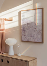 Cuadro decorativo de estilo minimalista y fotografía colocado en dormitorio, flores silvestres suaves en tonos pastel, modelo Summer Flowers II