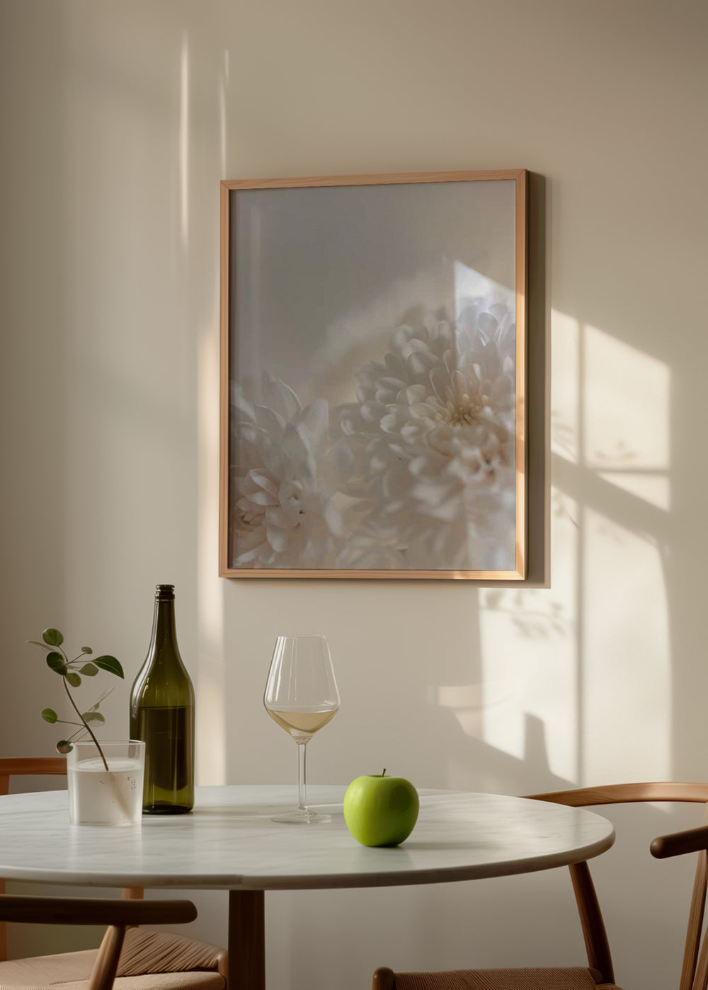Wandbild mit weißen Blumen im Vordergrund und sanftem Licht, ideal für moderne und skandinavische Dekorationen. Erhältlich auf kudeko.com