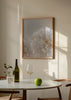 Quadro de flores brancas em primeiro plano com luz suave, ideal para decorações modernas e nórdicas. Disponível em kudeko.com
