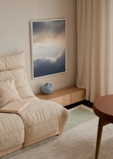 Cuadro decorativo de estilo minimalista y fotografía colocado en salón, aves volando entre nubes suaves, modelo Flying High 10