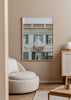 Tableau d'une façade portugaise avec azulejos clairs, balcon central, linge étendu, fenêtres aux volets verts, toit terre cuite, dans un style photographique méditerranéen. Disponible sur kudeko.com
