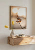 Quadro minimalista com flores secas e luz quente, ideal para decorações nórdicas. Disponível em kudeko.com