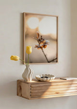 Quadro minimalista com flores secas e luz quente, ideal para decorações nórdicas. Disponível em kudeko.com