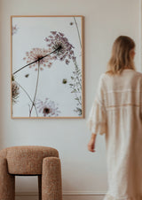 Minimalistisches Wandbild mit Wildblumen in sanften Farbtönen auf weißem Hintergrund, ideal für nordische Dekorationen. Erhältlich auf kudeko.com
