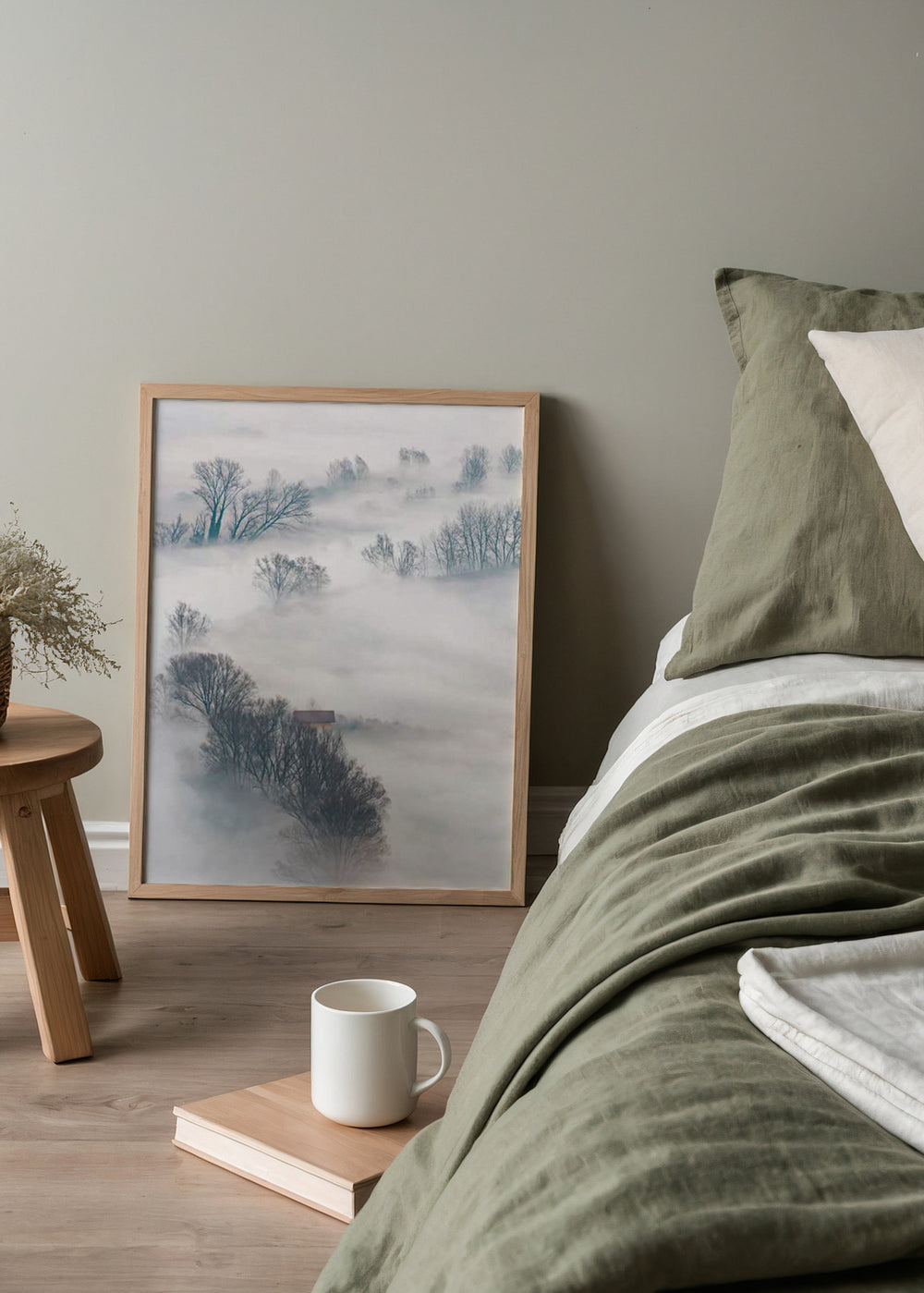 Gerahmtes Wandbild mit Landschaft, Bäumen im Nebel, kleinem abgelegenem Haus, grauen, bläulichen und beigen Tönen im Naturstil. Erhältlich auf kudeko.com