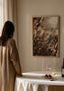 Cuadro decorativo de estilo minimalista y fotografía colocado en salón, flores silvestres con luz cálida de invierno, modelo Warm Winter Light 6