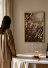 Cuadro decorativo de estilo minimalista y fotografía colocado en salón, flores silvestres con luz cálida de invierno, modelo Warm Winter Light 6
