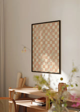 Wandbild mit Muster aus unregelmäßigen Quadraten in Terrakotta, Creme und dezenten graugrünen Akzenten, mit warmer ausgewogener geometrischer Gestaltung für eine natürliche Wanddekoration. Erhältlich auf kudeko.com
