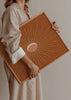 Gerahmtes Wandbild mit abstrakter Sonne, rosa Mittelpunkt, feinen cremefarbenen Strahlen, terrakottafarbenem Hintergrund und minimalistischer, ausgewogener Gestaltung. Erhältlich auf kudeko.com