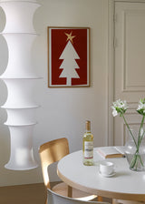 Cuadro decorativo de estilo minimalista y geométrico colocado en salón, árbol de Navidad minimalista con estrella dorada, modelo Oh Silent Night