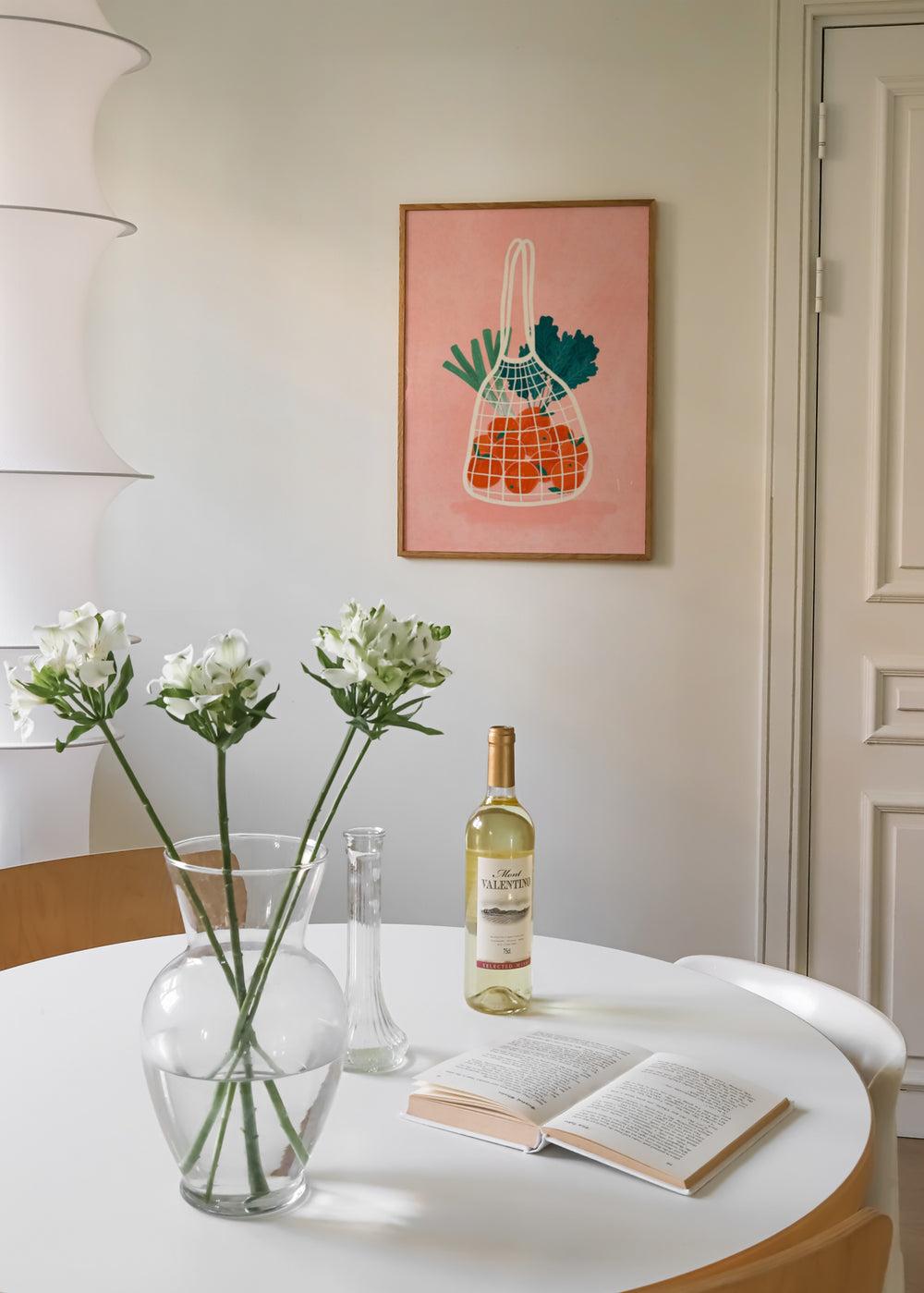 Quadro ilustrado colorido com saco de rede, laranjas e legumes, de Bea Muller. Disponível em kudeko.com