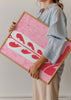 Wandbild mit rotem und weißem Cowboystiefel, gebrochenen Herzen, zentralem Pfeil, rosa Strukturhintergrund und dekorativem Illustrationsstil für moderne Räume. Erhältlich auf kudeko.com