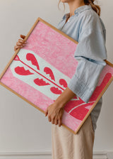 Wandbild mit rotem und weißem Cowboystiefel, gebrochenen Herzen, zentralem Pfeil, rosa Strukturhintergrund und dekorativem Illustrationsstil für moderne Räume. Erhältlich auf kudeko.com