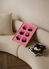 Cuadro decorativo de estilo minimalista y ilustración colocado en dormitorio juvenil, gatos cowgirl en rosa pop, modelo Marcy the Cowgirl Cat