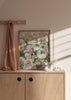 Quadro com ramo floral de rosas e peónias em tons de creme, rosa envelhecido, branco e verde suave, sobre fundo cinzento-claro, de estilo floral delicado. Disponível em kudeko.com
