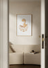 Wandbild mit beigem Baby-Dinosaurier aus einem gesprenkelten Ei, vor weißem Hintergrund, in Sand- und Cremetönen, mit kindlichem Stil für Babyzimmer oder Kinderzimmer. Erhältlich auf kudeko.com