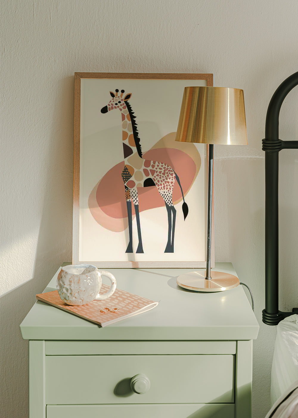Gerahmtes Wandbild mit dekorativer Giraffe, organischen Formen, sanften Mustern, hellem Hintergrund, Sand, Terrakotta, Altrosa und Schwarz im kindlichen Stil. Erhältlich auf kudeko.com
