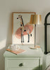 Cuadro decorativo de estilo minimalista y ilustración colocado en habitación infantil, jirafa infantil en tonos suaves, modelo Jirafa Infantil I