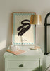 Cuadro decorativo de estilo minimalista y ilustración colocado en habitación infantil, gato negro minimalista de aire retro, modelo Le Chat