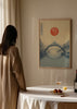 Cuadro decorativo de estilo minimalista y ilustración colocado en salón, paisaje japonés con sol rojo y puente, modelo Beneath the Scorching Sun