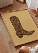 Cuadro decorativo de estilo minimalista y ilustración colocado en salón, bota cowgirl marrón vintage, modelo Brown Cowgirl Boot