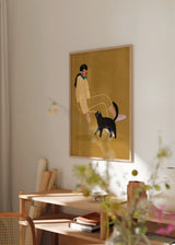 Quadro ilustrado colorido com mulher e gato preto, estilo decorativo de Bea Muller. Disponível em kudeko.com
