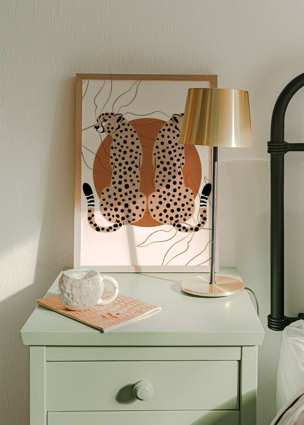 Cuadro decorativo de estilo minimalista y ilustración colocado en salón, ilustración minimalista de guepardos, modelo Cheetah