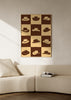 Cuadro decorativo de estilo minimalista y ilustración colocado en salón, sombreros cowboy en patrón ajedrezado, modelo Cowboy Checkerboard