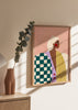 Tableau illustré coloré avec portrait féminin moderne et tenue géométrique, signé Bea Muller. Disponible sur kudeko.com