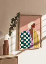 Tableau illustré coloré avec portrait féminin moderne et tenue géométrique, signé Bea Muller. Disponible sur kudeko.com