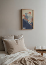 Cuadro decorativo de estilo minimalista y ilustración colocado en salón, paisaje japonés con montaña y pagoda, modelo Japanese Mountains