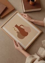 Gerahmtes Wandbild mit drei Vasen in organischen Formen, in Erdtönen, Terrakotta, Beige und Altrosa, auf cremefarbenem Hintergrund, im minimalistischen und klaren Stil. Erhältlich auf kudeko.com