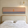 Cuadro decorativo de estilo minimalista y ilustración colocado en salón, figura solitaria frente al mar al atardecer, modelo La hora dorada