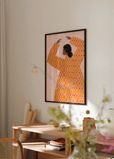 Quadro ilustrado colorido com mulher em vestido geométrico amarelo e vermelho de Bea Muller. Disponível em kudeko.com