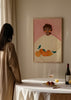 Cuadro decorativo de estilo minimalista y ilustración colocado en salón, mujer ilustrada con naranjas en tonos suaves, modelo The Woman With the Oranges