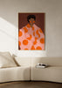 Quadro ilustrado colorido com retrato feminino e casaco rosa com círculos laranja, de Bea Muller. Disponível em kudeko.com