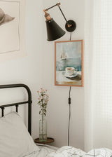 Cuadro decorativo de estilo minimalista y mar_y_playa colocado en cocina, taza de café junto al mar, modelo Quiet coffee time II