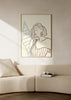 Cuadro decorativo de estilo minimalista y mar_y_playa colocado en dormitorio, mujer con caracola en trazo lineal, modelo Alma de verano