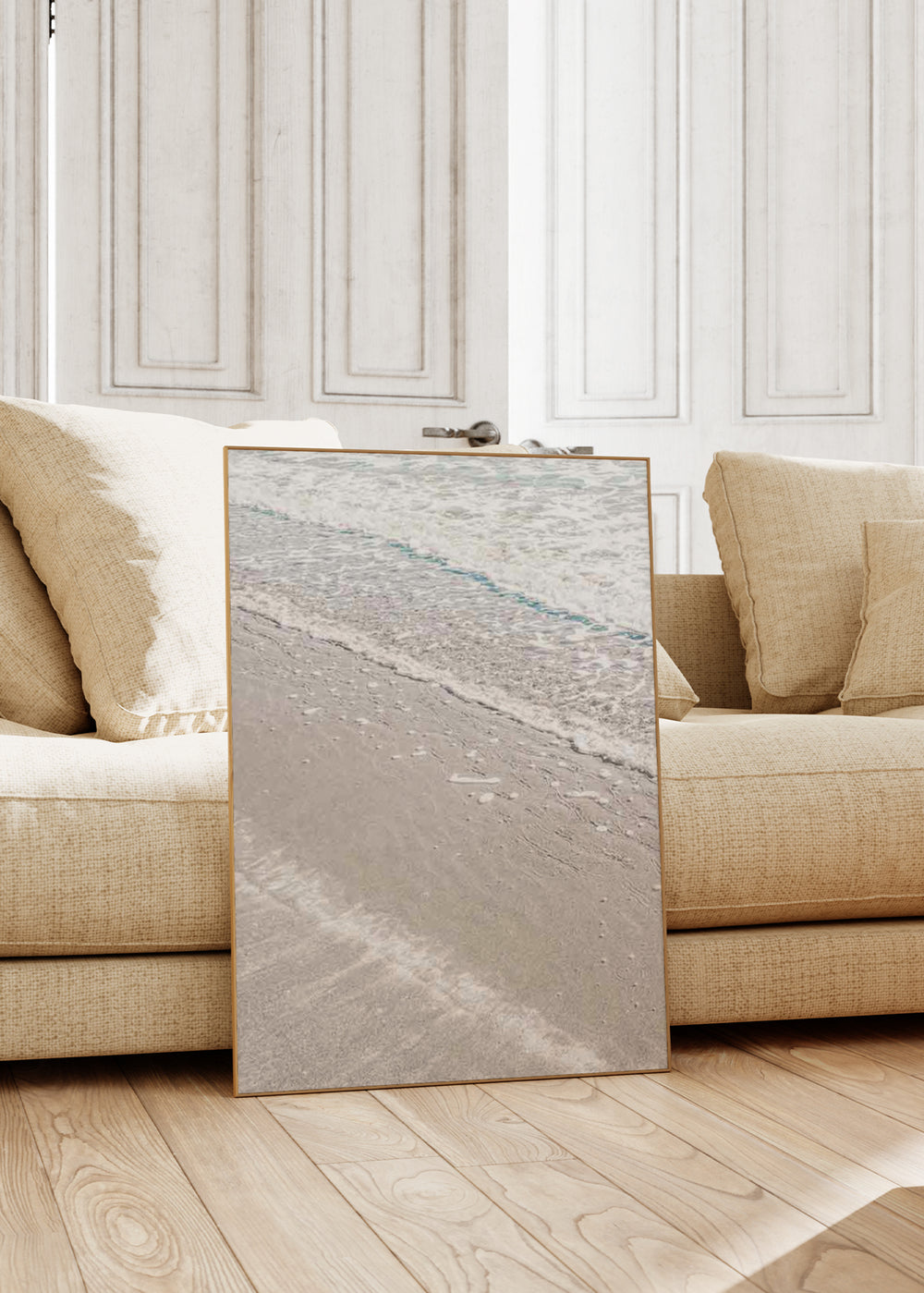 Gerahmtes Wandbild mit Meeresufer, weißer Gischt, beigem Sand, feinen türkisblauen Nuancen und ruhigem Natur Landschaftsstil. Erhältlich auf kudeko.com