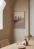 Cuadro decorativo de estilo minimalista y mar_y_playa colocado en salón, pasarela de playa serena, modelo Beach_011